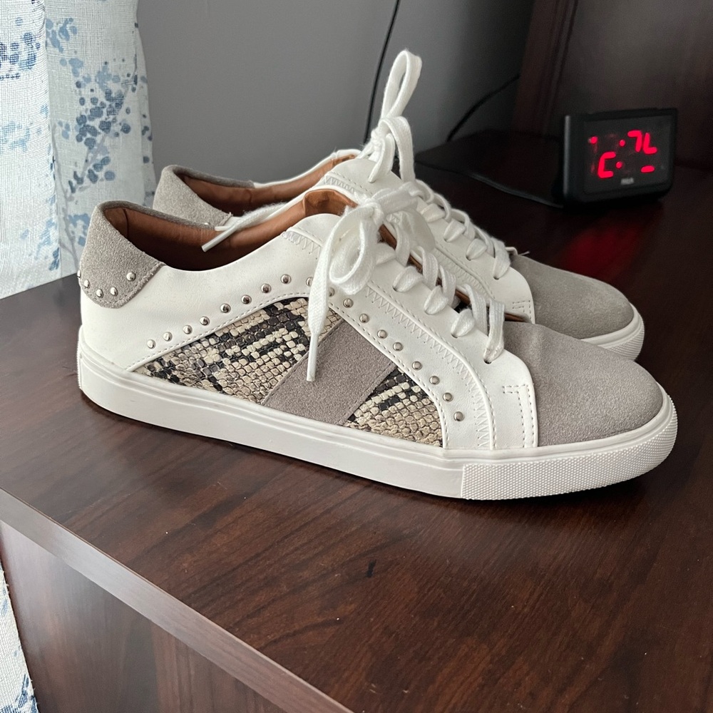 Steve Madden Gray and White Sneakers with Low-Top Design and Smooth Finish